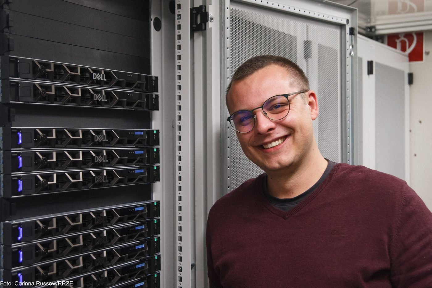 Lukas Kraus, IT-Dienstleister aus der Region Bamberg, im Serverraum